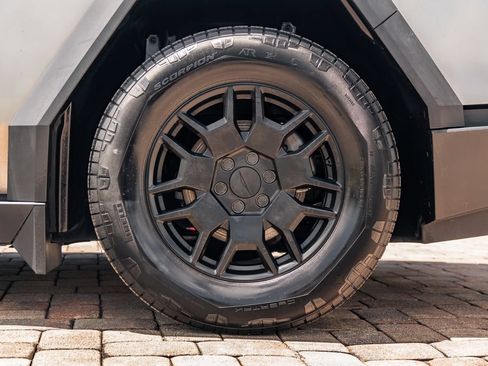 Used 2024 Tesla Cybertruck AWD Crew Cab image 15
