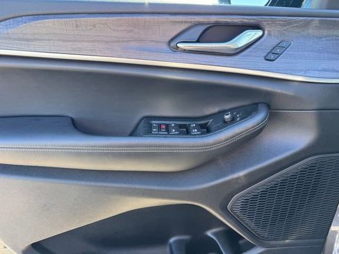 Used 2025 Jeep Grand Cherokee L Limited w/ Black Appearance Package image 18