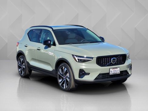 Used 2024 Volvo XC40 B5 Ultimate w/ Climate Package image 8