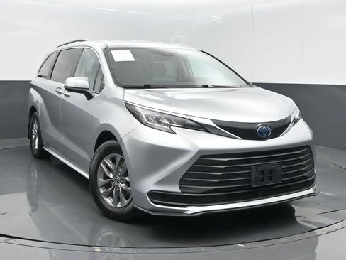 Used 2022 Toyota Sienna LE AWD/4WD image 2