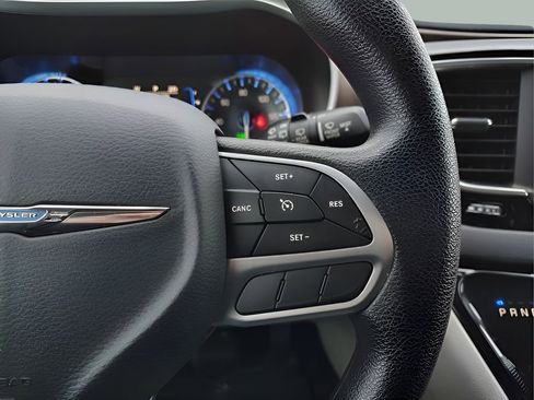 Used 2020 Chrysler Voyager LX image 15