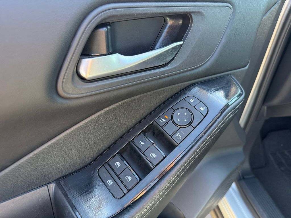 Used 2025 Nissan Rogue SV AWD/4WD image 19