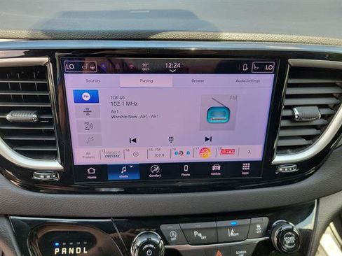 Used 2025 Chrysler Pacifica Select FWD image 12