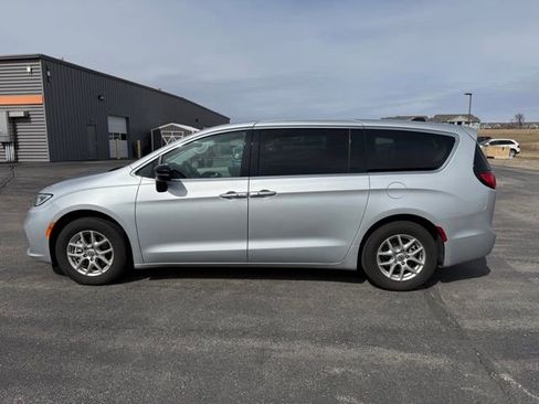 Used 2024 Chrysler Pacifica Touring-L image 4