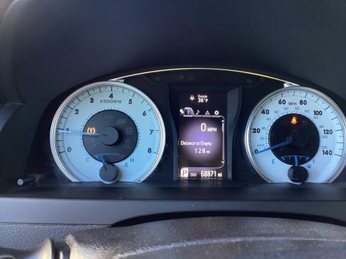 Used 2016 Toyota Camry image 12