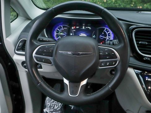 Used 2023 Chrysler Pacifica Touring-L image 19