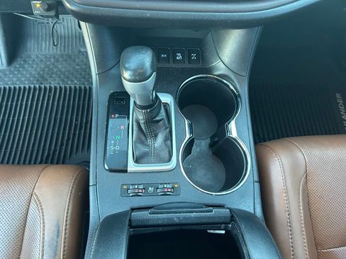 Used 2017 Toyota Highlander Limited image 24