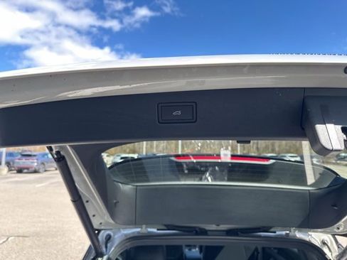 New 2026 Volkswagen Tiguan SE R-Line AWD/4WD image 9