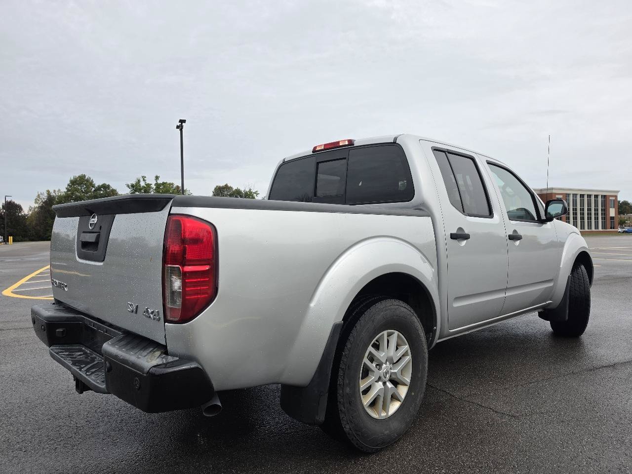 Used 2017 Nissan Frontier SV w/ SV Value Truck Package AWD/4WD image 4