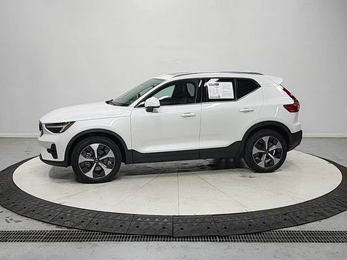 Used 2024 Volvo XC40 B5 Plus AWD/4WD image 5