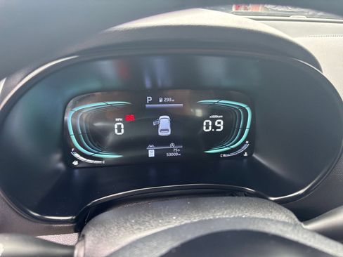 Used 2025 Kia Soul LX w/ LX Technology Package FWD image 38