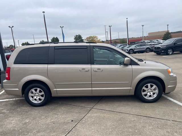 Used 2009 Chrysler Town & Country Touring FWD image 8