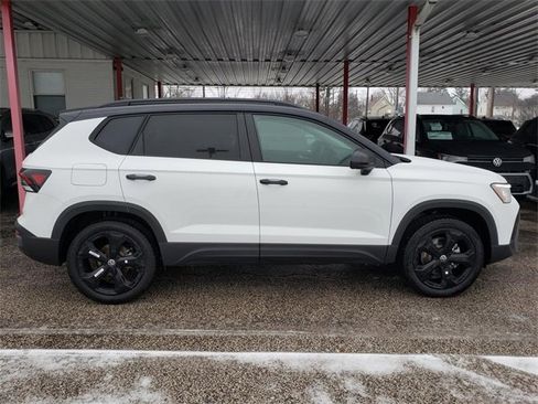 New 2026 Volkswagen Taos SE image 2