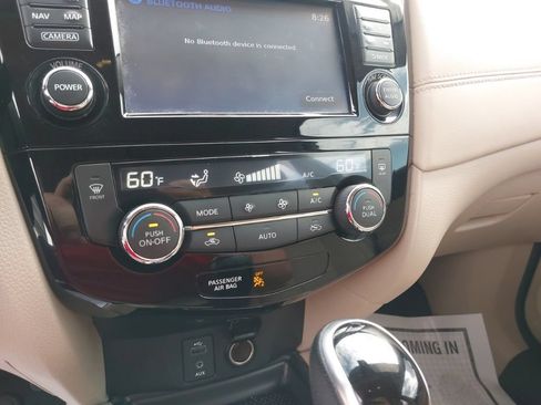 Used 2017 Nissan Rogue SL w/ SL Premium Package FWD image 16
