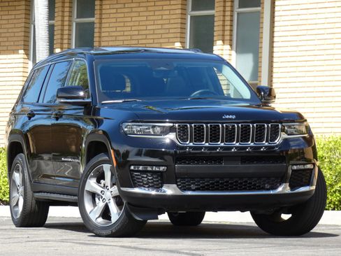 Used 2022 Jeep Grand Cherokee L Limited w/ Luxury Tech Group II image 3