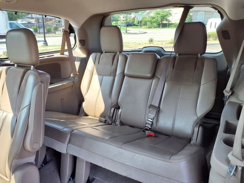 Used 2014 Chrysler Town & Country Limited w/ Luxury Group FWD image 26