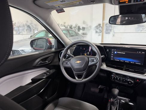 Used 2025 Chevrolet Trax LT image 32