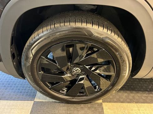 Certified 2025 Volkswagen Atlas SE FWD image 9