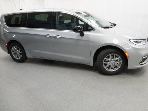 New 2026 Chrysler Pacifica Select image 9