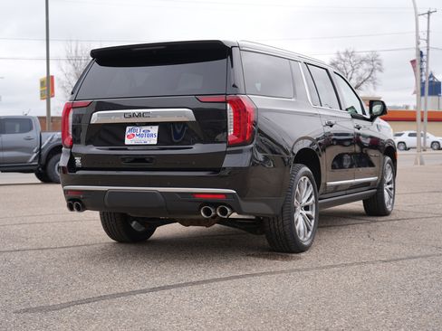 Used 2021 GMC Yukon XL Denali w/ Denali Premium Package image 3