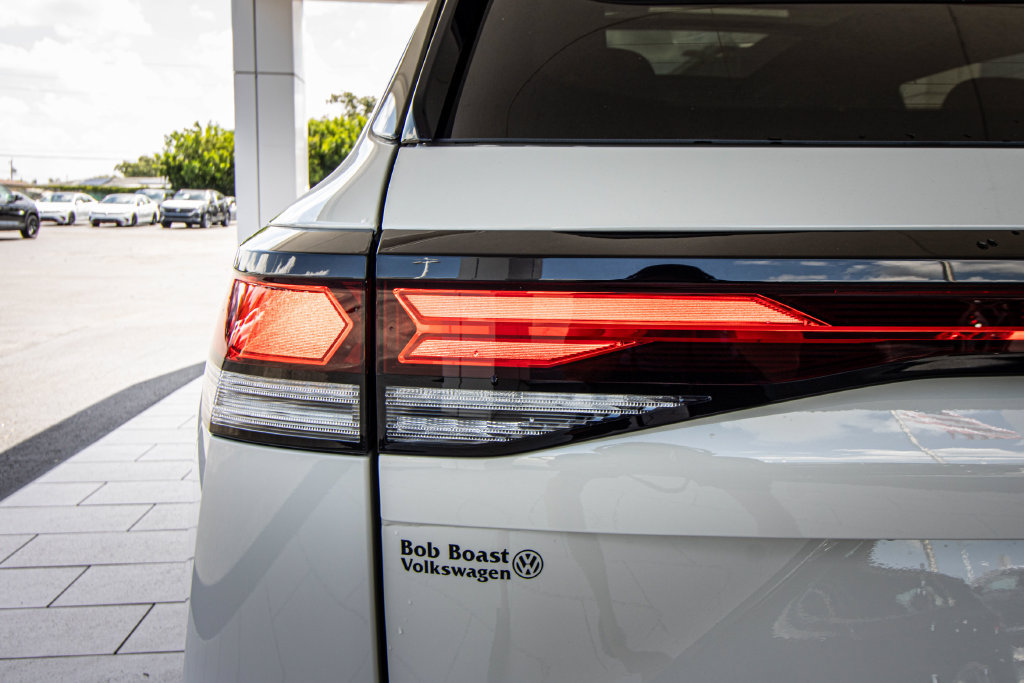 New 2026 Volkswagen Tiguan SE R-Line FWD image 14