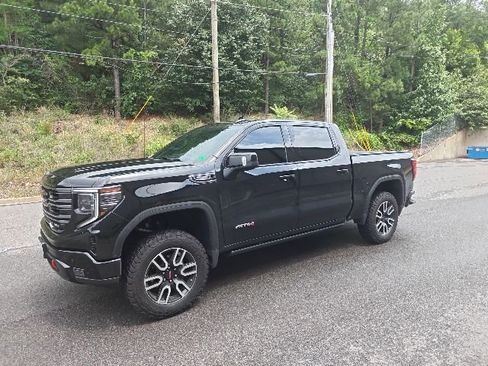 Used 2025 GMC Sierra 1500 AT4 w/ Technology Package AWD/4WD image 7
