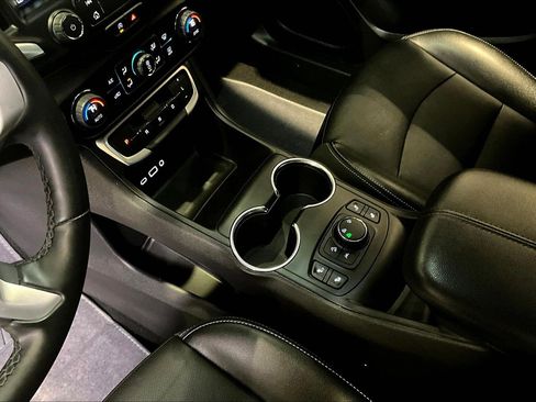 Used 2023 GMC Terrain SLT image 18