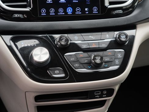 Used 2017 Chrysler Pacifica Touring-L FWD image 22