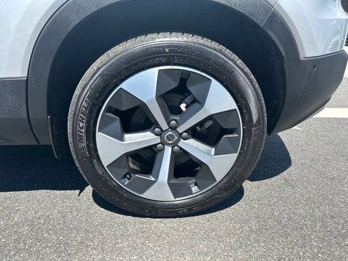 Certified 2025 Volvo XC40 B5 Plus AWD/4WD image 9