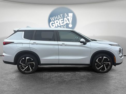 Used 2022 Mitsubishi Outlander ES AWD/4WD image 2