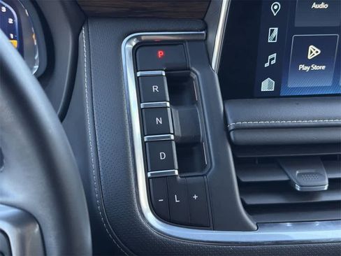 Used 2023 Chevrolet Suburban Premier image 17