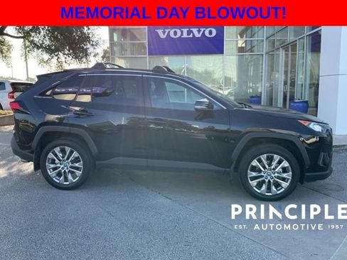 Used 2021 Toyota RAV4 XLE Premium FWD image 3