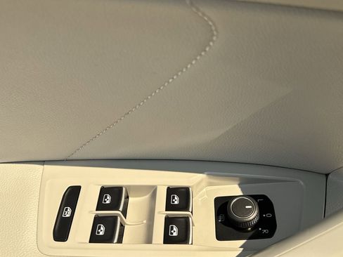 Used 2023 Volkswagen Tiguan SE image 12