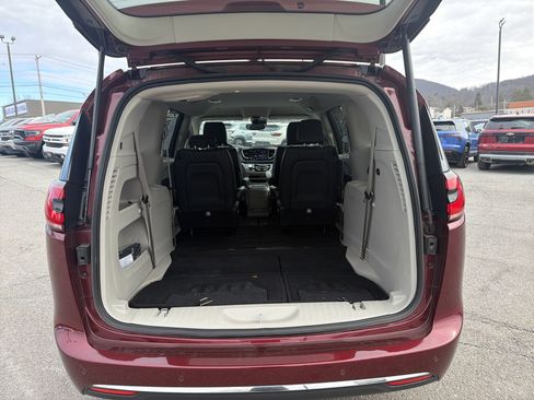Used 2023 Chrysler Pacifica Touring-L image 5