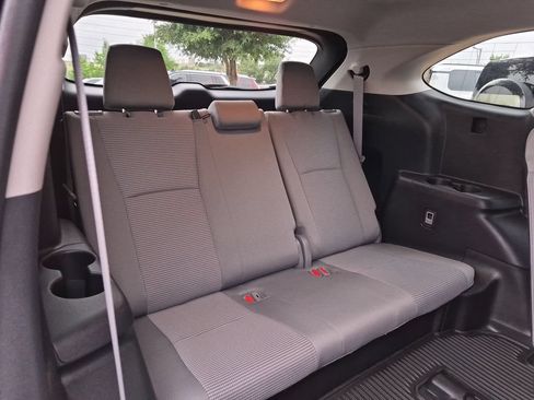 Used 2023 Toyota Highlander L FWD image 37