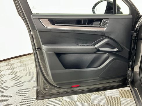 Used 2024 Porsche Cayenne Coupe image 18