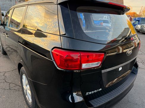 Used 2018 Kia Sedona L image 9