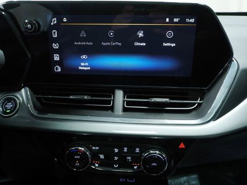 Used 2024 Chevrolet Trax LT w/ Sunroof Package FWD image 18