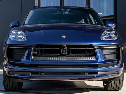 Certified 2026 Porsche Macan AWD/4WD image 8