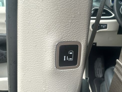 Used 2024 Chrysler Pacifica Touring-L image 24