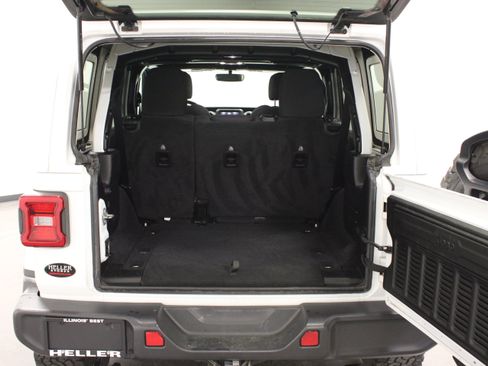 Used 2019 Jeep Wrangler Unlimited Sahara w/ LED Lighting Group AWD/4WD image 15