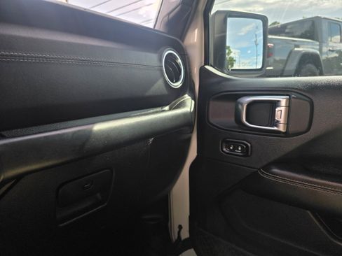 Used 2018 Jeep Wrangler Unlimited Sahara AWD/4WD image 15