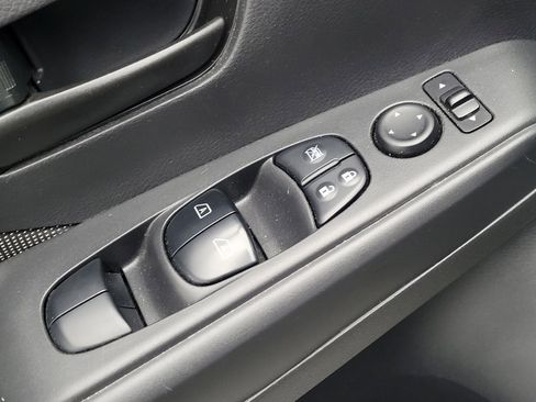 Used 2018 Nissan Kicks S image 27