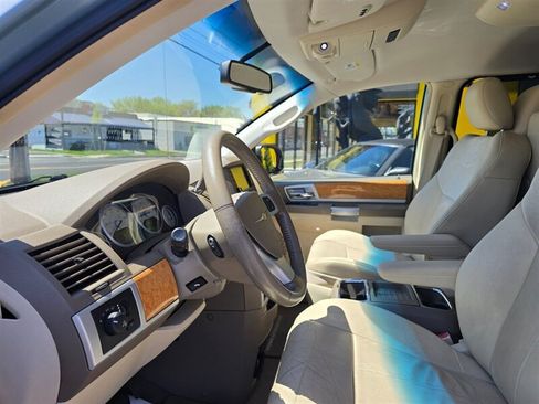 Used 2008 Chrysler Town & Country Limited w/ Trailer Tow Group FWD image 18