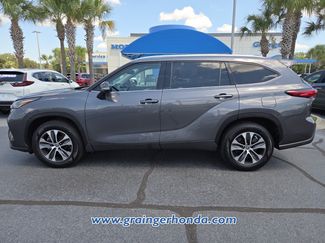 Used 2021 Toyota Highlander XLE FWD video 2