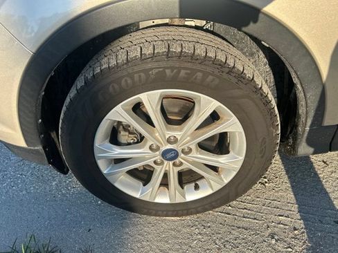 Used 2018 Ford Escape SE w/ SE Sync 3 Package AWD/4WD image 19