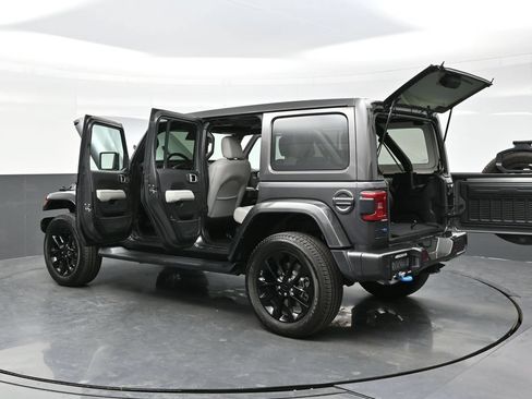 Used 2021 Jeep Wrangler Unlimited Sahara AWD/4WD image 45