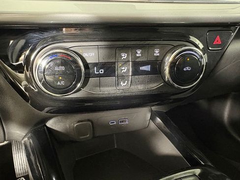 Used 2025 Chevrolet Trax LT FWD image 31