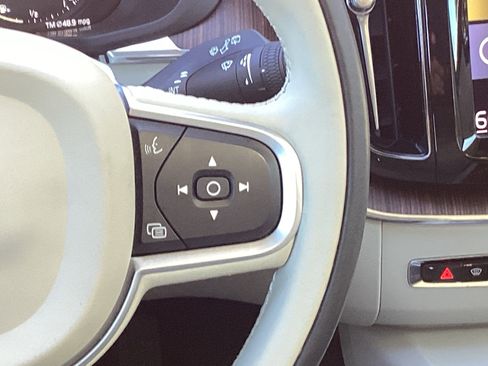 Certified 2021 Volvo XC60 T8 Inscription Expression w/ Climate Package image 20