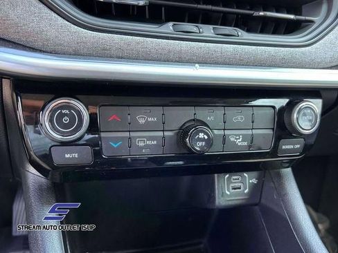 Used 2022 Jeep Compass Latitude image 30